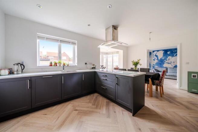 4 bed Detached for sale Image 9