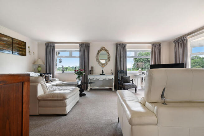 5 bed Detached for sale Image 7