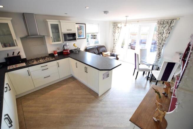 Kitchen/ Breakfast Room