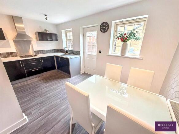4 bed Town House for sale Image 5