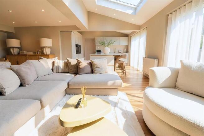 5 bed Detached for sale Image 7