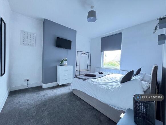 5 bed Semi-Detached to rent Image 8