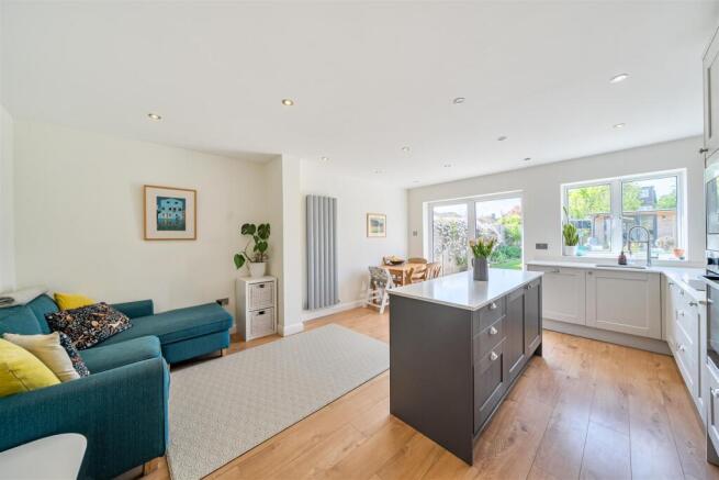 Barton Way - Kitchen.jpg