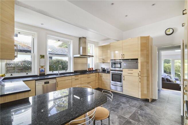 6 bed Semi-Detached for sale Image 8