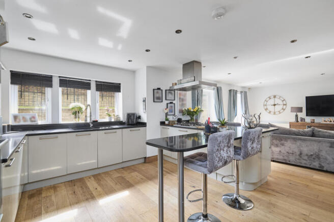 5 bed Detached for sale Image 5