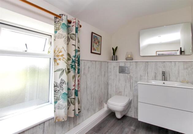 Bathroom - d.JPG