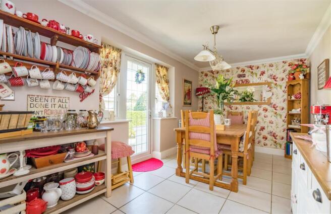KITCHEN / BREAKFAST ROOM: