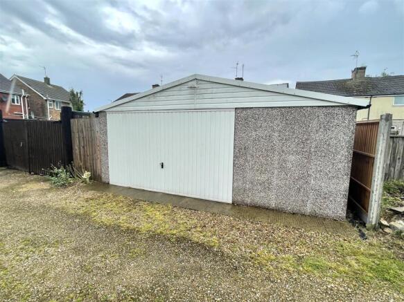 DOUBLE GARAGE :
