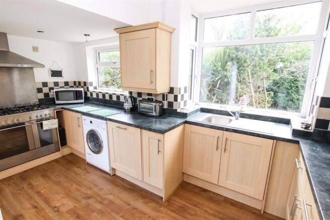 FITTED KITCHEN