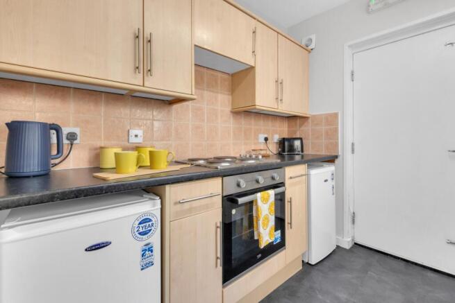 4 bed House to rent Image 4