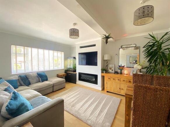 3 Windmill Drive - Lounge1.jpeg