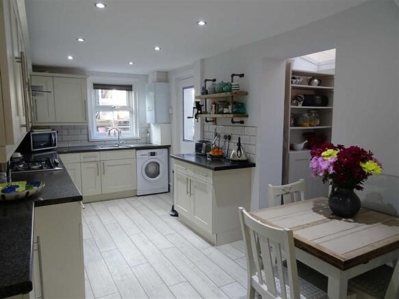 KITCHEN/BREAKFAST ROOM:
