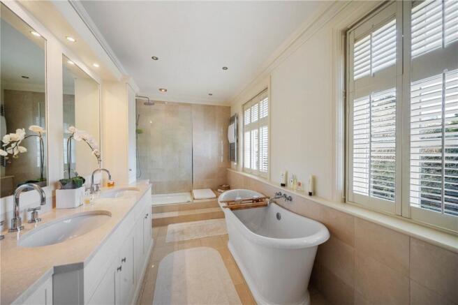 6 bed Detached for sale Image 11