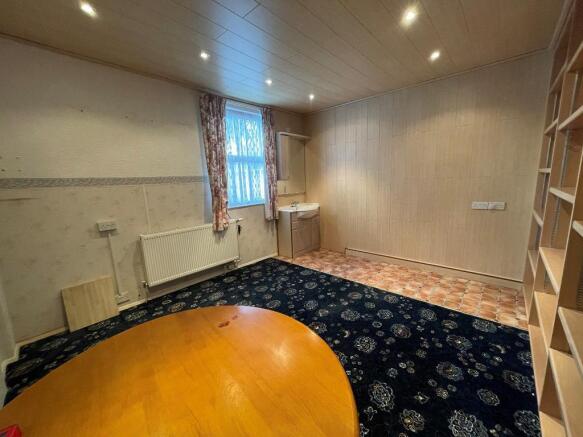 6 bed House for sale Image 7
