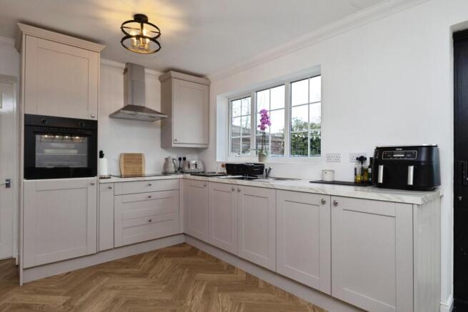 5 bed Detached for sale Image 4