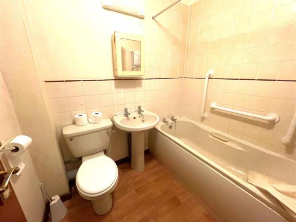 Orchard Court, Wilton Park Road, Shanklin photo 4
