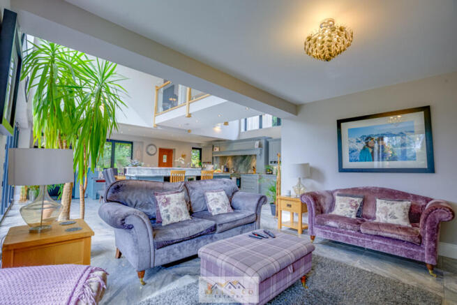 6 bed Detached for sale Image 10