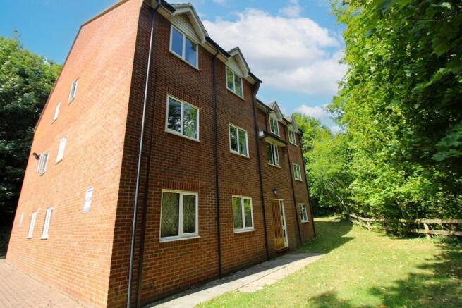 1-bed flat on Sarum Close, Salisbury, SP2, £139,950