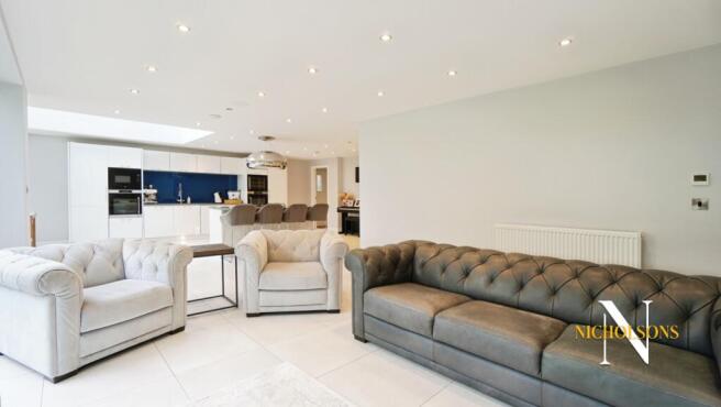 5 bed Detached for sale Image 10
