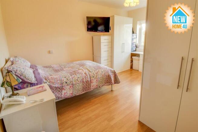MAIN BEDROOM: