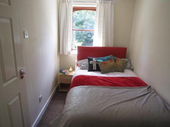 Bright, neatly presented single bedroom with a ...