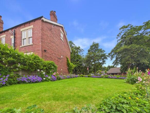 6 bed Detached for sale Image 12
