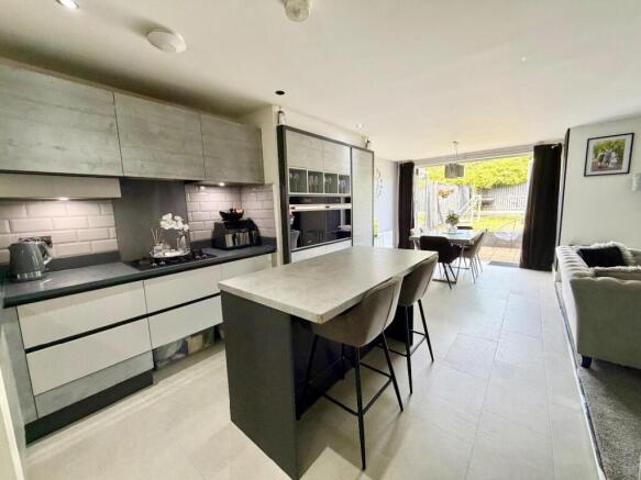 4 bed Detached for sale Image 7