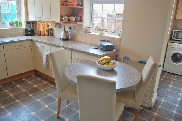 KITCHEN/BREAKFAST ROOM