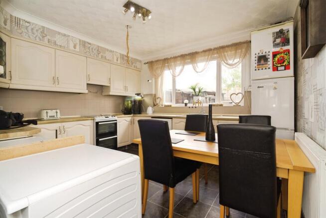 3 bed Semi-Detached for sale Image 4