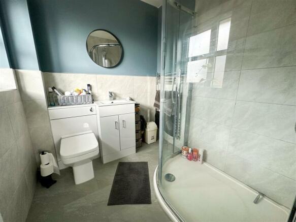 EN-SUITE SHOWER ROOM