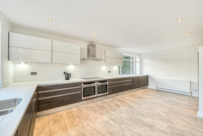 6 bed Detached for sale Image 6