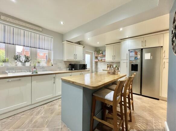 L SHAPED KITCHEN DINER