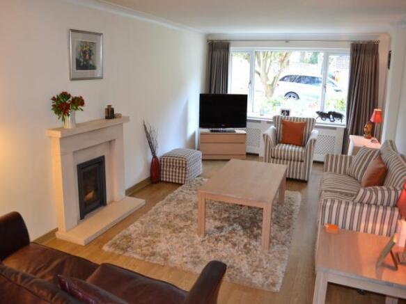 LIVING ROOM:
