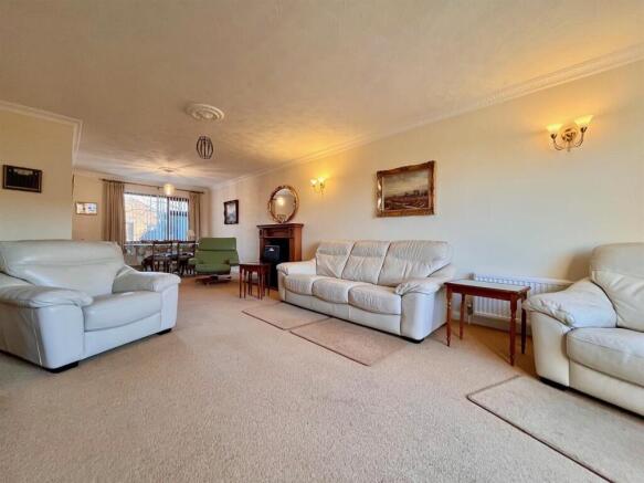 Lounge/Dining Room