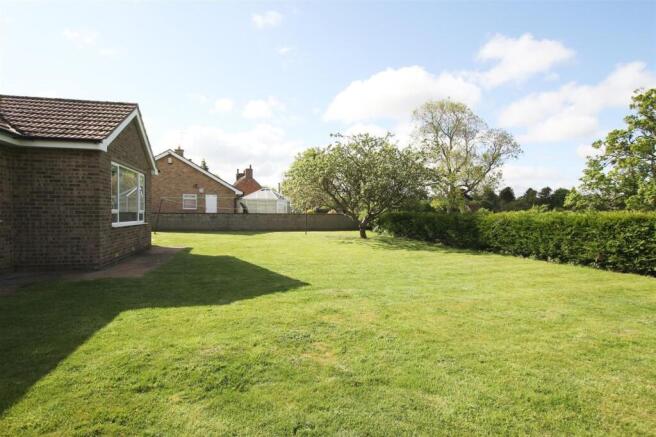3 bed Detached Bungalow to rent Image 4