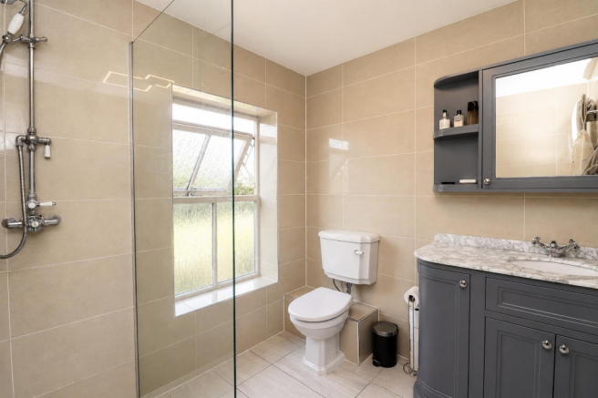 4 bed Detached for sale Image 9