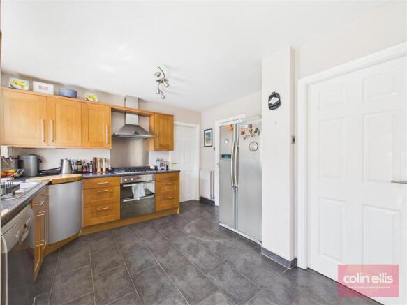 5 bed Detached for sale Image 10