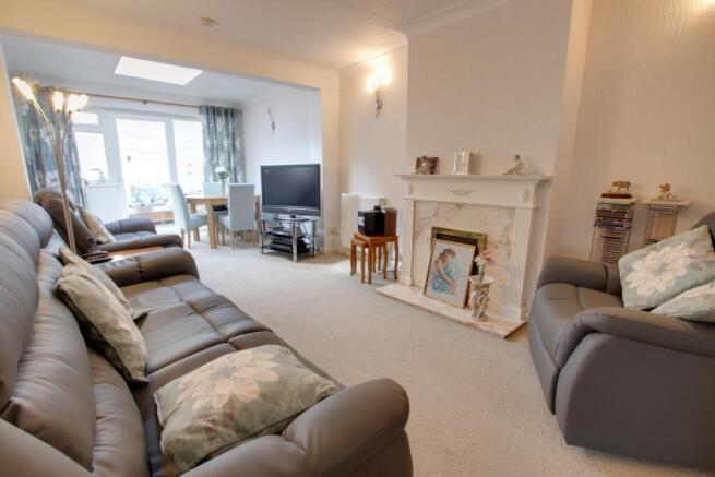 LOUNGE/DINING AREA