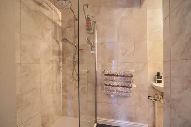5 bed Detached for sale Image 11
