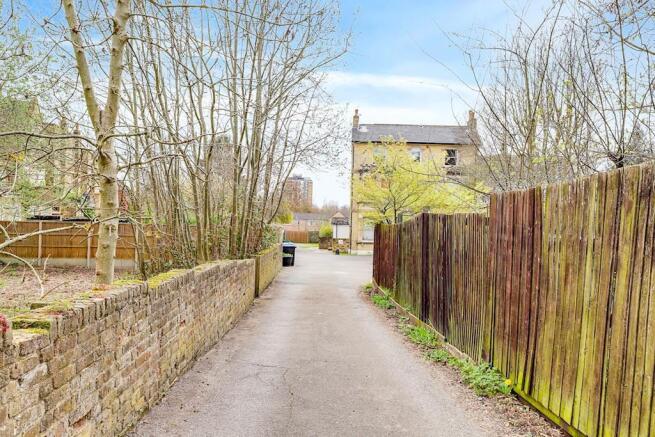 13-95ddJHPropWpen - Flat 8, 50 Melton House - 4-sm