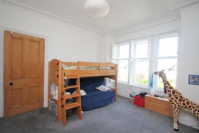 4 bed House to rent Image 12