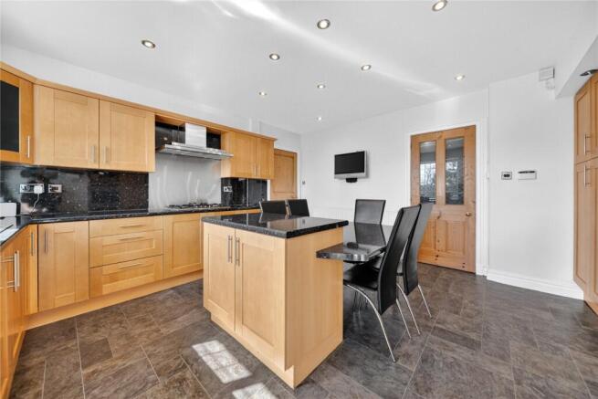 6 bed Detached for sale Image 6