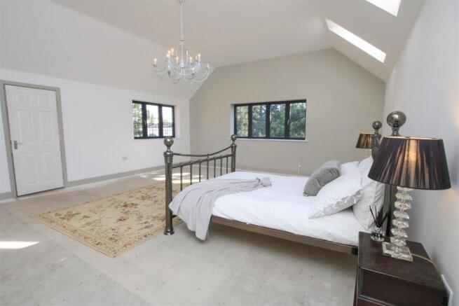 MAIN BEDROOM SUITE
