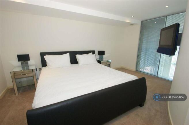 2 bed Penthouse to rent Image 5