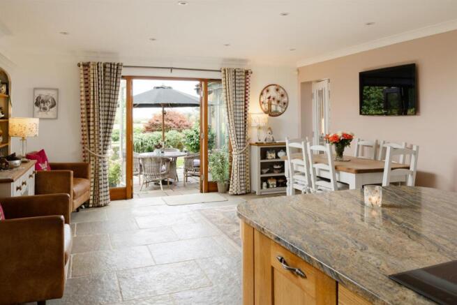 4 bed House for sale Image 6