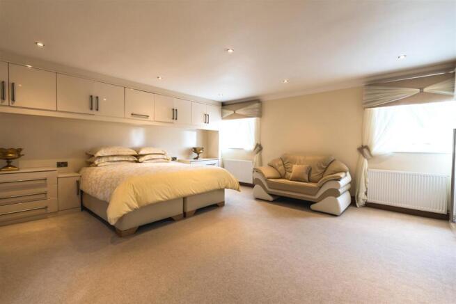 4 bed Detached for sale Image 12