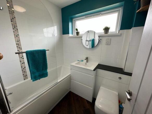 Family bathroom - ground floor
