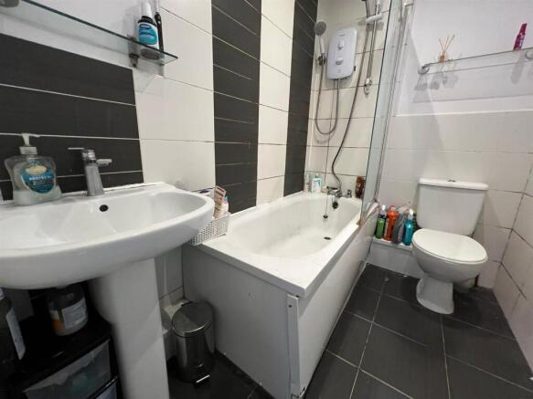 4 bed Semi-Detached to rent Image 8