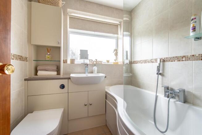 2 Ashenden Close bathroom.jpg