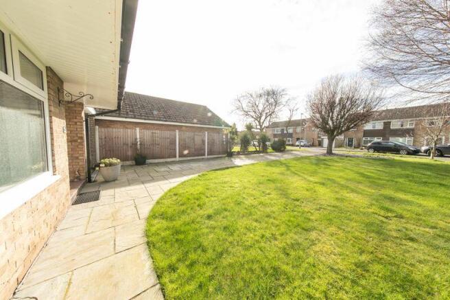 Front garden & driveway